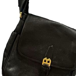 Ballys Black leather shoulder bag .b logo closure